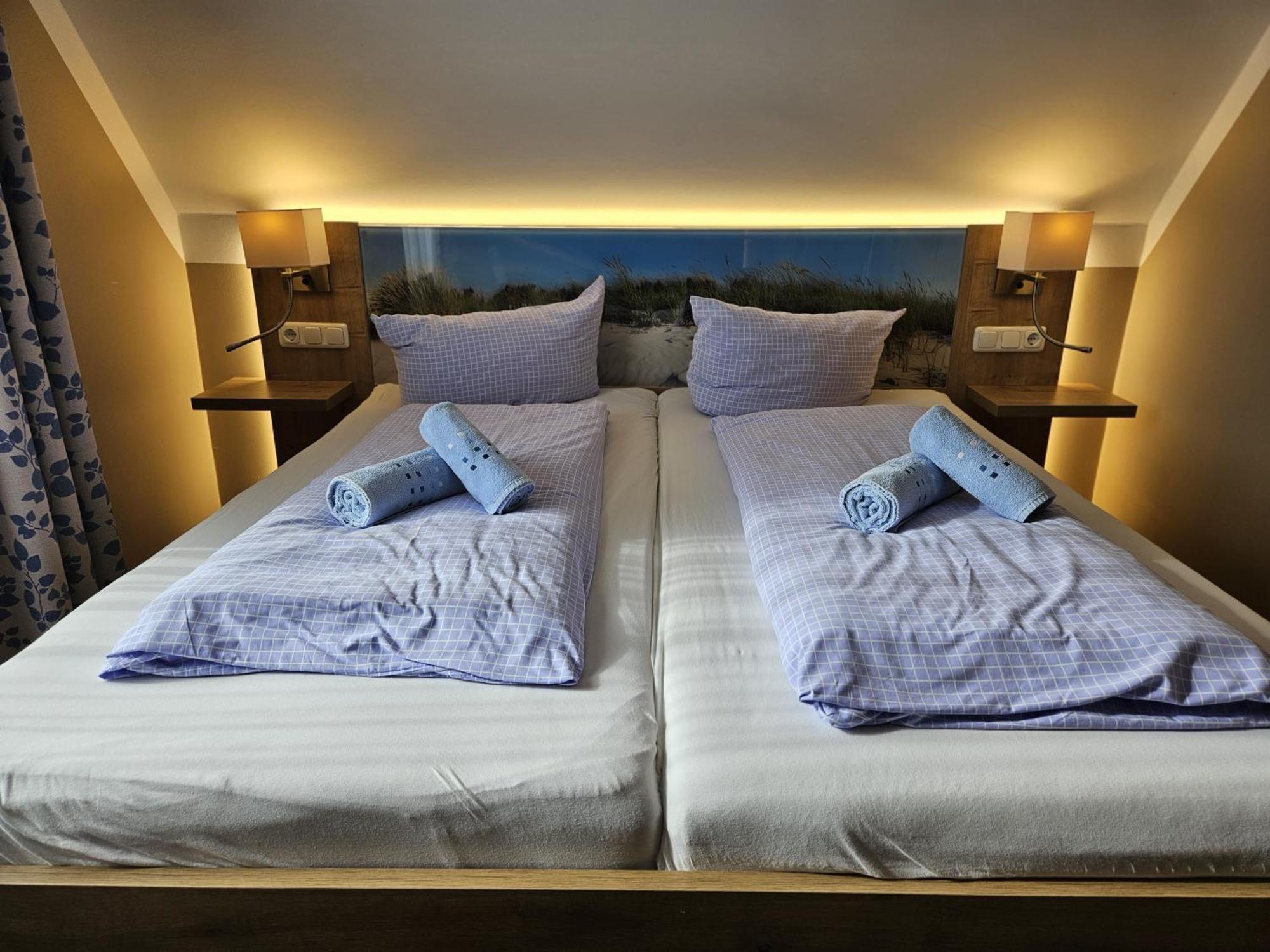 Hotel Pension Am Hafen Норддайх Екстериор снимка