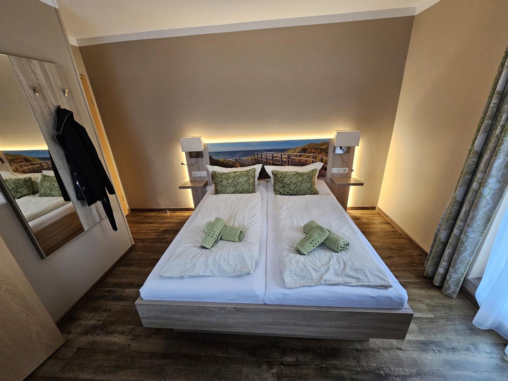 Hotel Pension Am Hafen Норддайх Екстериор снимка