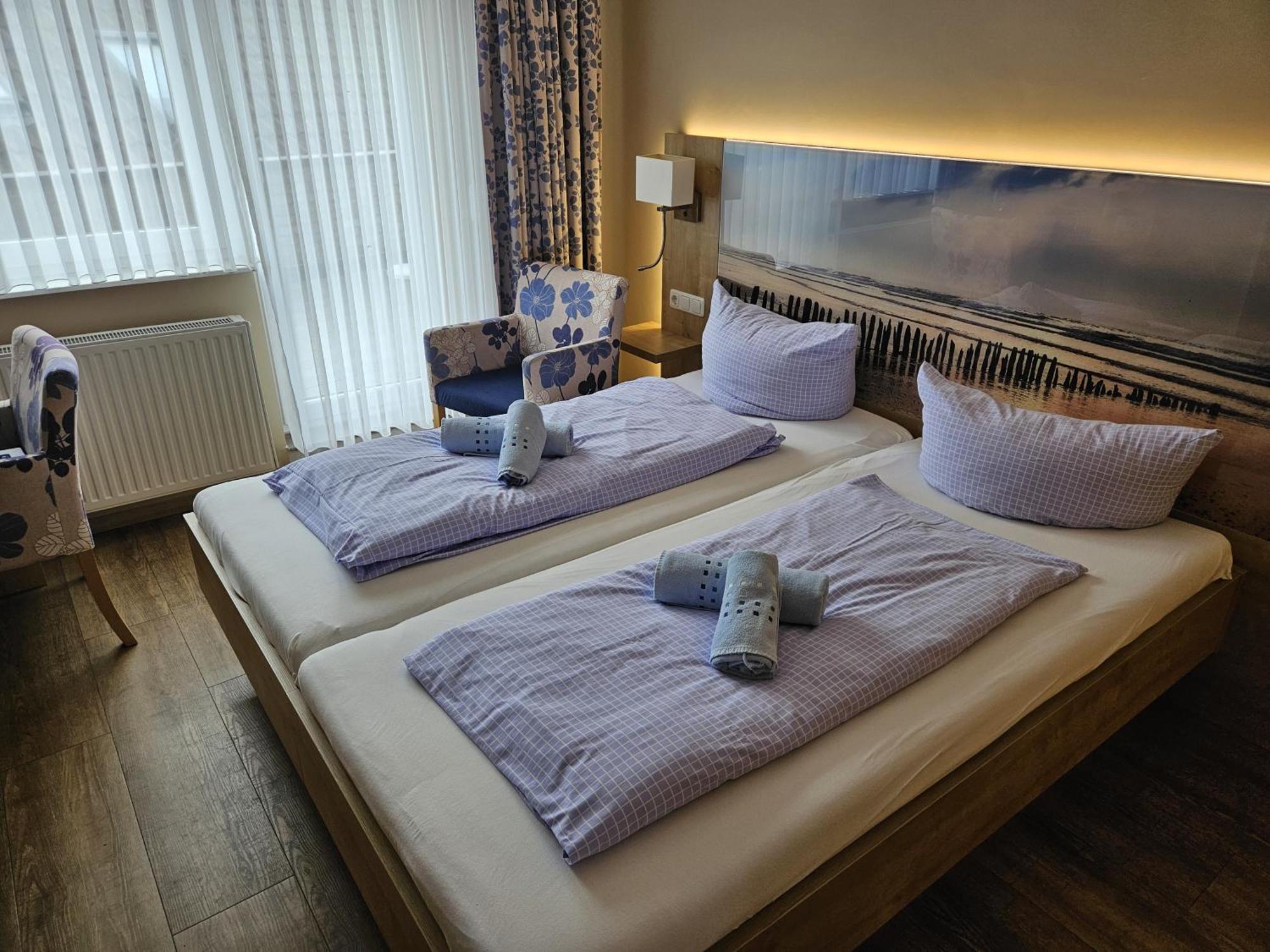 Hotel Pension Am Hafen Норддайх Екстериор снимка