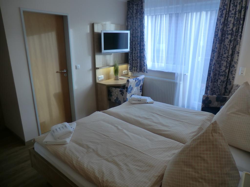 Hotel Pension Am Hafen Норддайх Екстериор снимка