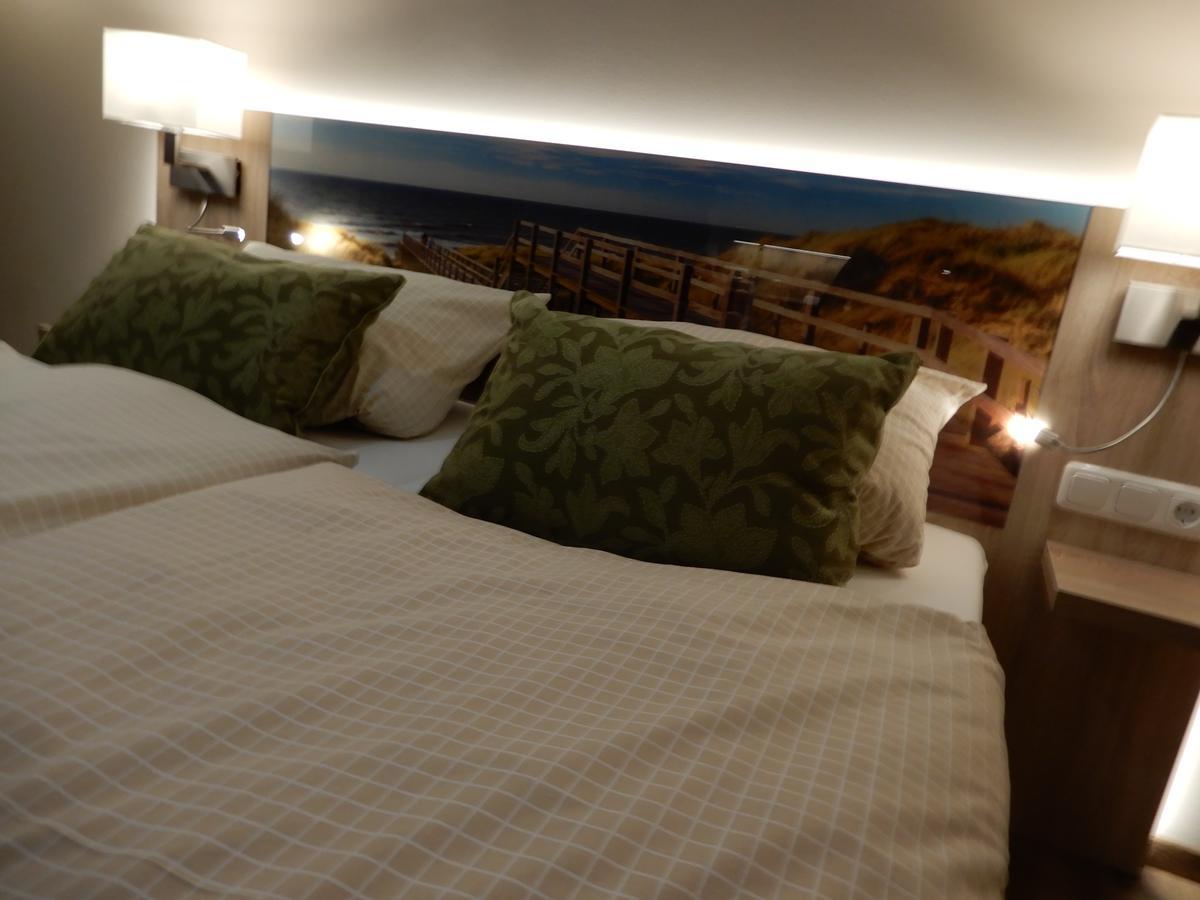 Hotel Pension Am Hafen Норддайх Екстериор снимка